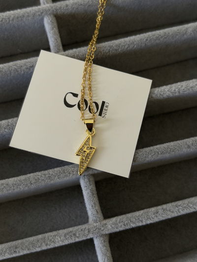 Dije de rayo de oro laminado y cadena enchapada