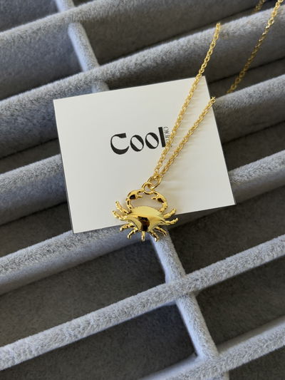 Dije de cangrejo de oro laminado y cadena enchapada