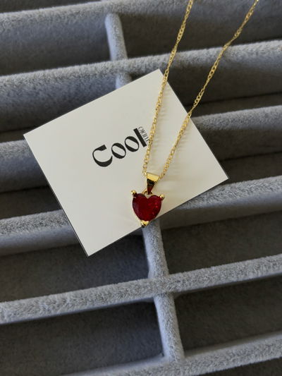 Dije corazón cúbic rojo de oro laminado y cadena enchapada