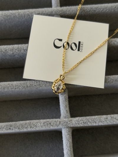 Dije mini cúbic de oro laminado y cadena enchapada