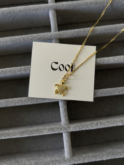 Dije mini tortuga de oro laminado y cadena enchapada