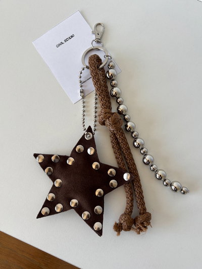 Llavero charms estrella tachas