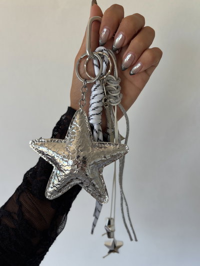 Llavero charms estrella plateada