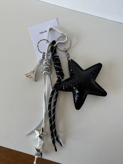 Llavero charms estrella negra  