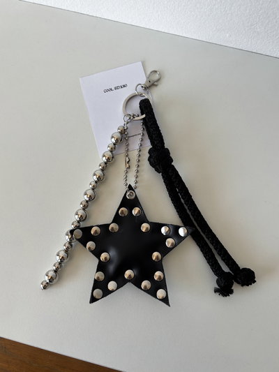 Llavero charms estrella negro tachas