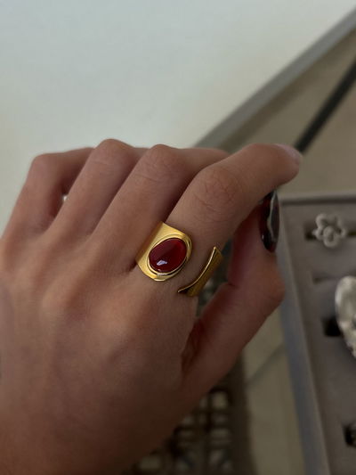 Anillo Tokio con piedra cornalina roja (talle 16)
