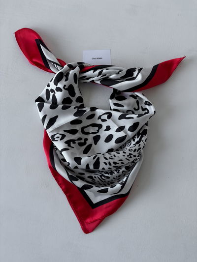Pañuelo de animal print con rojo n4