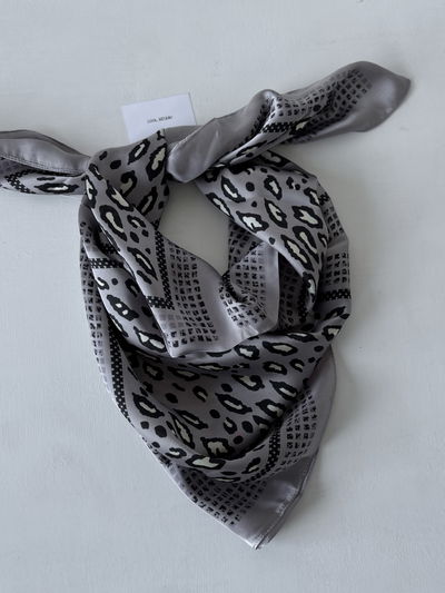 Pañuelo gris de animal print 