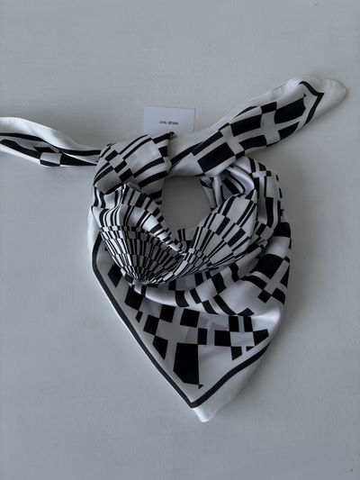 Pañuelo blanco y negro 