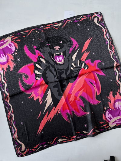 Pañuelo estampado negro 