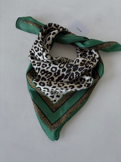 Pañuelo verde con animal print 