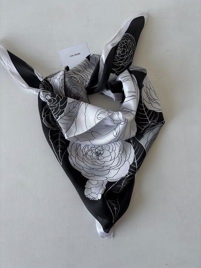 Pañuelo rosas blanco y negro