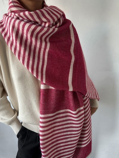 Ruana de acrílico frizado (roja jaspeada)