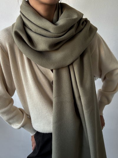 Ruana de acrílico frizado (verde cemento)