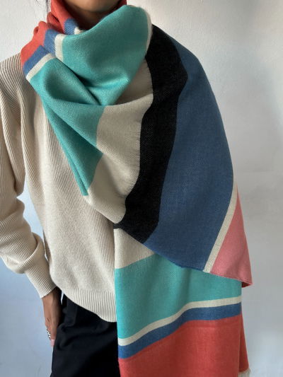 Ruana de acrílico frizado (azul/gris/coral/celeste)