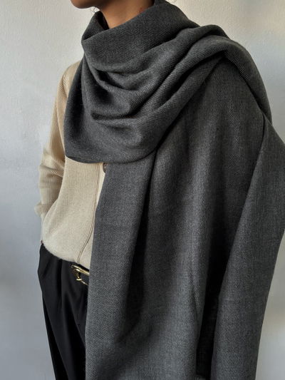 Ruana de acrílico frizado (gris)