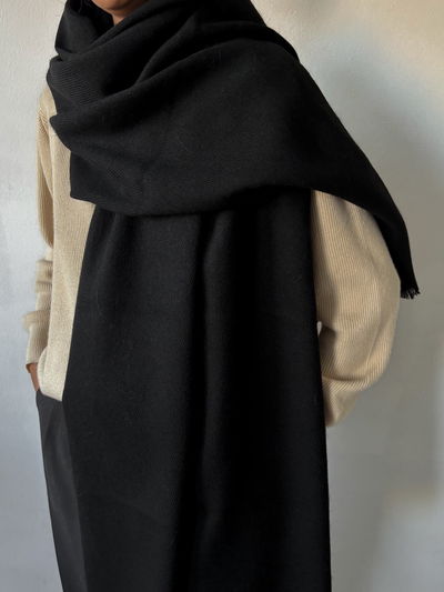 Ruana de acrílico frizado (negra) 