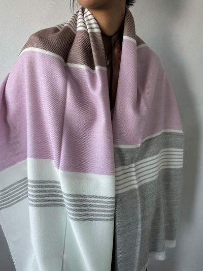 Ruana de acrílico frizado (lila con gris)