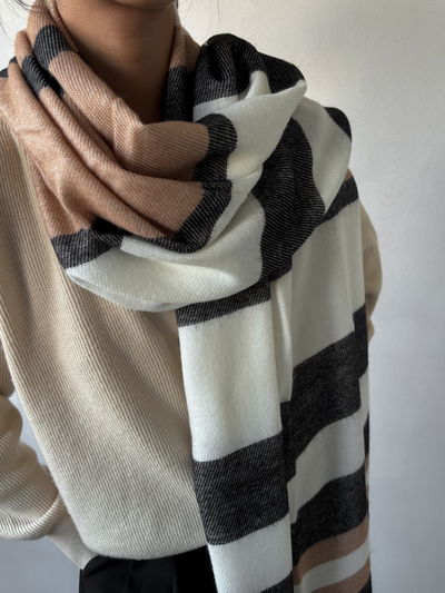 Ruana de acrílico frizado (blanco/gris/marron)