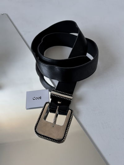 Cinto clásico negro con hebilla cuadrada 