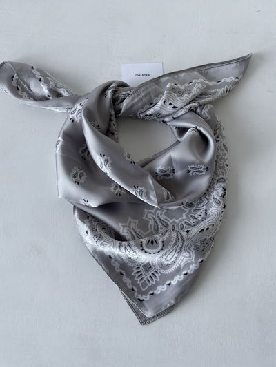 Pañuelo gris estilo bandana 