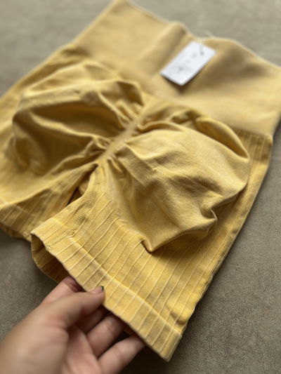 Short Isis amarillo