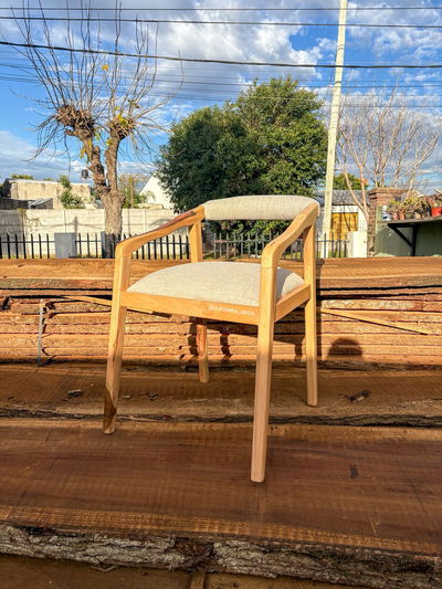 Silla Roma (Tapizada en tela Spazio Antimancha, madera Zoita)