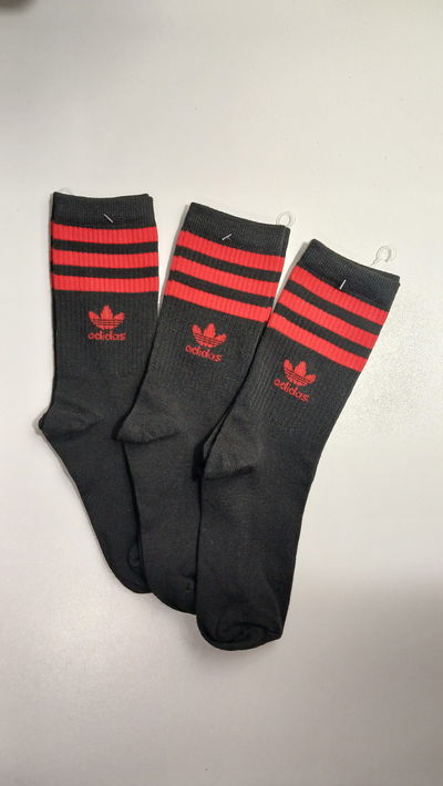 Adidas negro con rayas rojas