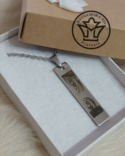 Dije Acero Quirúrgico 40x10mm + Grabado Mirada