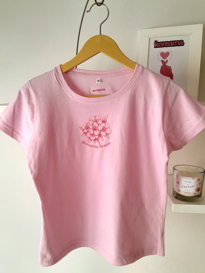 Remera Blooming Flor de cerezo