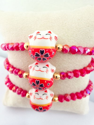 PULSERA - ORO LAMINADO - MANEKI NEKO ROJA