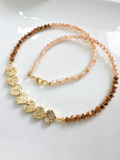 COLLAR - ORO LAMINADO - CORAZONES PIEDRA NATURAL VOLCÁNICA