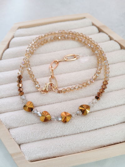 COLLAR - CORAZONES CRISTAL DORADOS