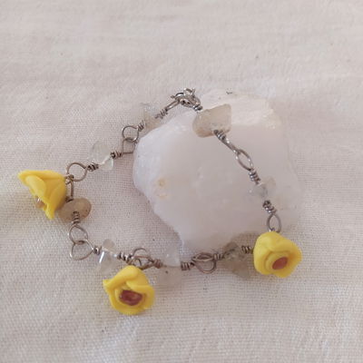 Pulsera de cuarzo rutilado y flores amarillas