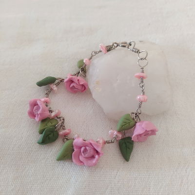 Pulsera perlitas rosas con flores rosa fuerte