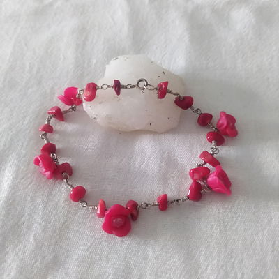Tobillera de coral y flores rojas