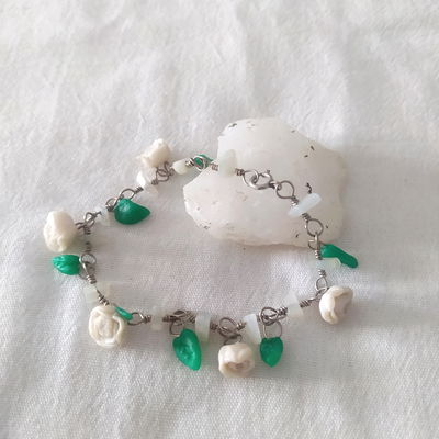 Tobillera jade blanco y flores blancas