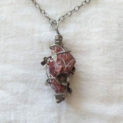 Dije cornalina en bruto y flores