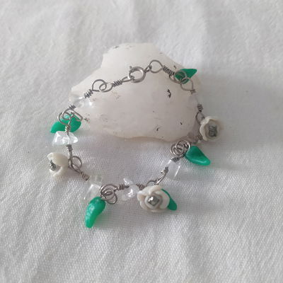 Pulsera de cuarzo cristal y flores blancas
