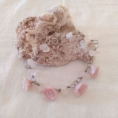Pulsera cuarzo rosa y flores rosas claras