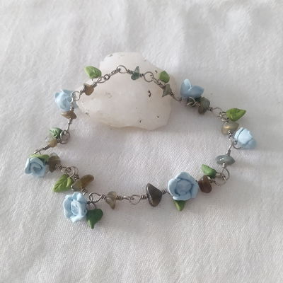 Tobillera con labradorita y flores celestes