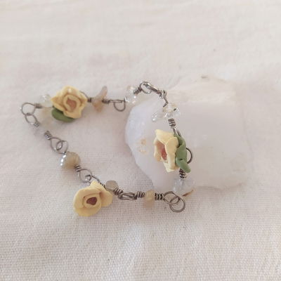 Pulsera de cuarzo rutilado y flores amarillas
