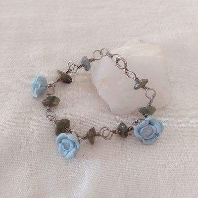 Pulsera de ladradorita y flores celestes