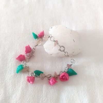 Pulsera de cuarzo rutilado y flores magenta
