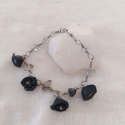 Pulsera de cuarzo turmalinado y flores negras