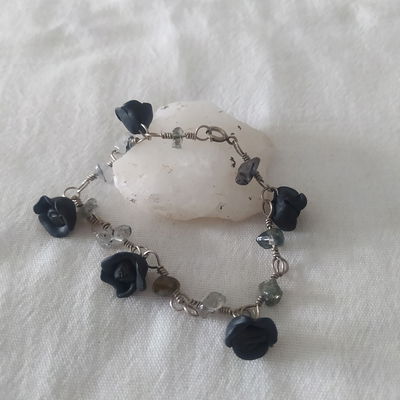 Tobillera cuarzo turmalinado y flores negras