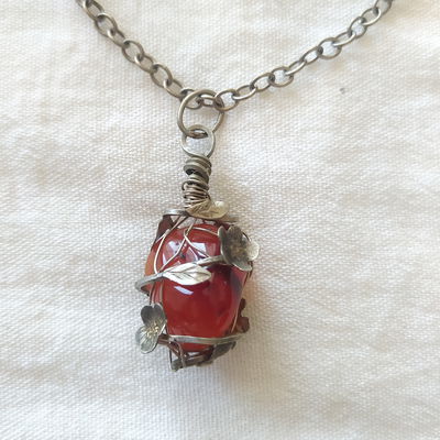 Dije cornalina y flores