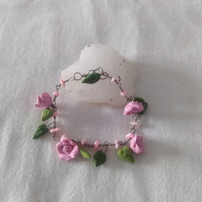 Pulsera perlitas rosas y flores rosas