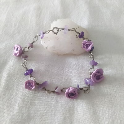 Tobillera de amatista y flores lilas
