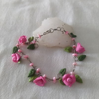 Tobillera perlitas rosas y flores rosas